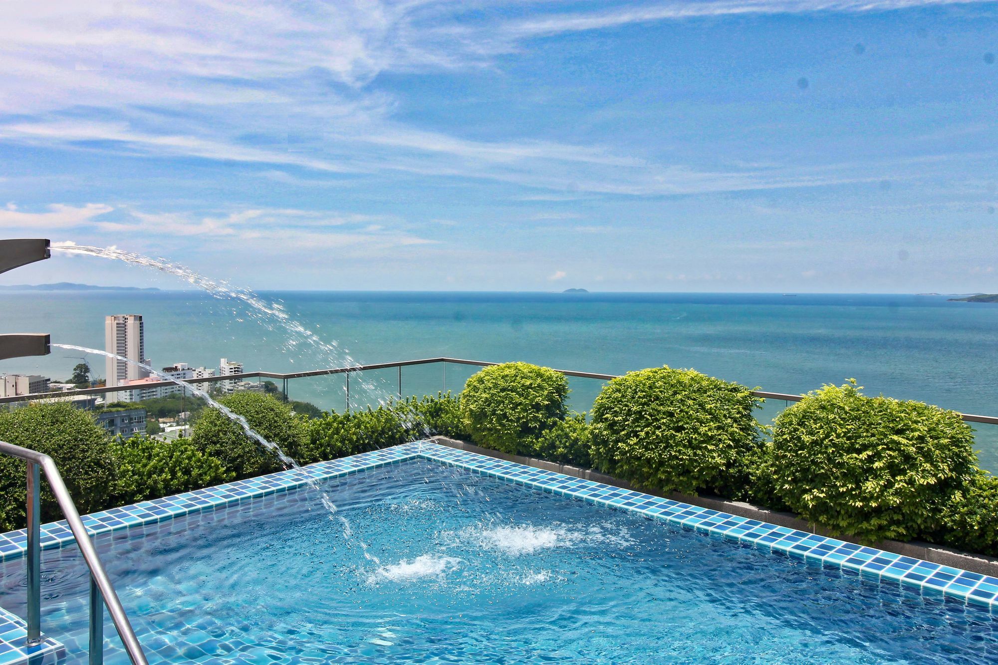 The Peak Towers Pattaya Apartamento Exterior foto